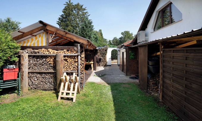 Munchen District Apartment | "Antilope" holiday flat in Würmtal with terrace, Wi-Fi and air conditioning