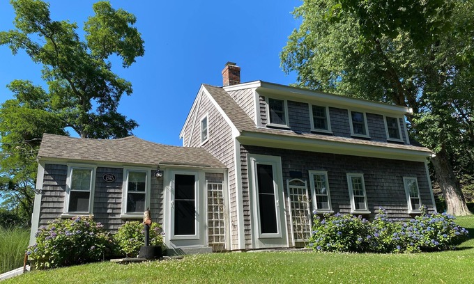 Wellfleet House | Delightful Antique Cape by Gull Pond in National Seashore