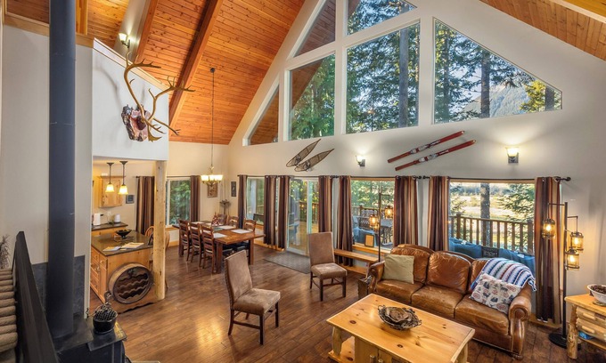 Packwood Cabin | Antler Ridge: Hot Tub, River Access & Spa Amenities Await!