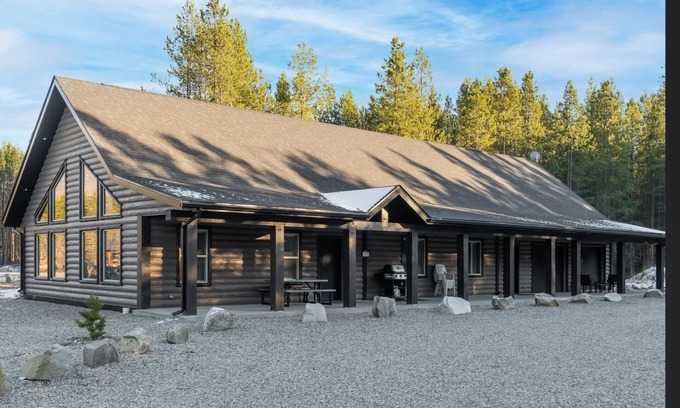 Valemount House | Discover Antler Ridge Cabin: Guest Rated 9.8, Pet Friendly