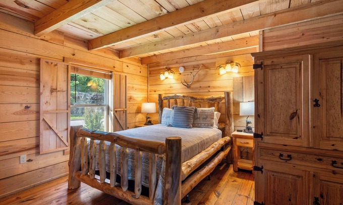 Branson Cabin | Antlers Lodge - Cabin for 4