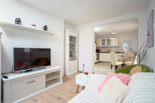 Vrboska Apartment | Discover Antonella: 4-Star Family Haven with Great Amenities