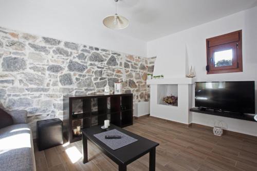 Makri House | Top-Rated Family Retreat at Antoni's House Makri