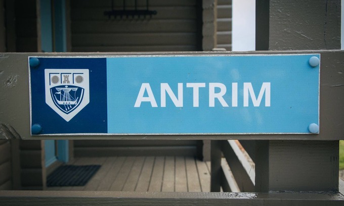 Armadale Ski Chalet | Antrim Lodge - a cabin that sleeps 5 guests in 3 bedrooms