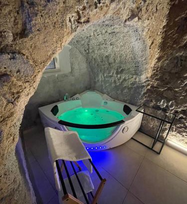 Rione Duomo House | Delightful Antrum Loft with Breakfast & Hot Tub Access