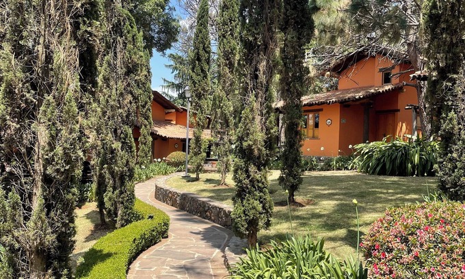 Mazamitla Cabin | Indulge in Anturio Cabaña with Beautiful Gardens & Spa