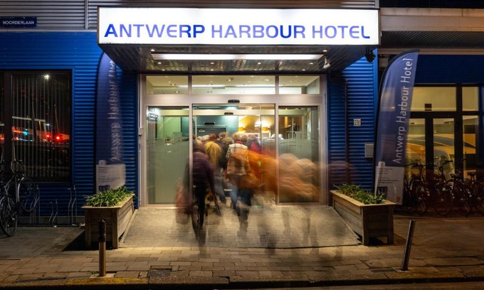 Luchtbal Hotel | Discover Antwerp Harbour Hotel with Pool & Breakfast