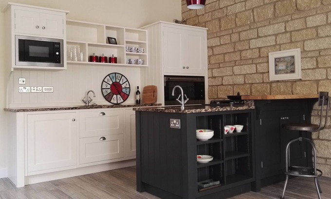 Stamford House | Anvil Bungalow Stamford. Character 2 Bedroom Home with Parking. Central Location