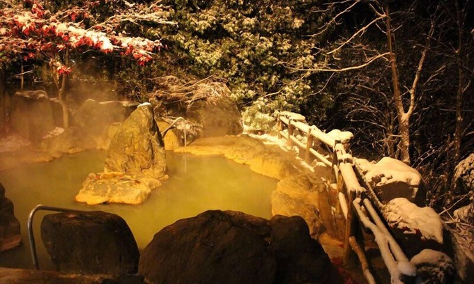 Shirogane Onsen Hotel | Relax at Aonobi Yuyu: Family-Friendly with Hot Tub Access