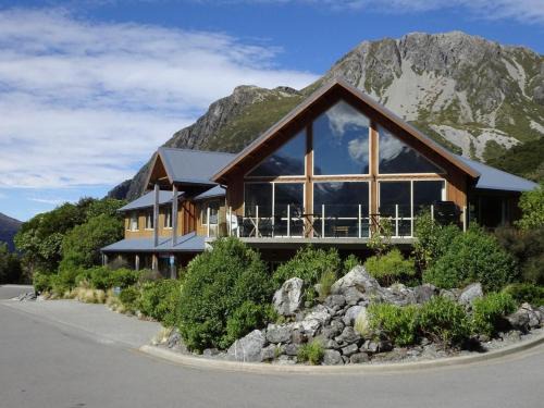 Mount Cook Village Cabin | Experience Aoraki Mount Cook Alpine Lodge with Family-Friendly Amenities