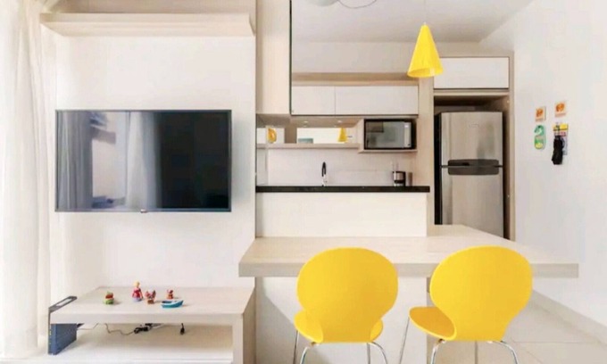 Cachoeira do Bom Jesus Apartment | Apê-Amarelo: Cozy Retreat Steps from the Oceanfront