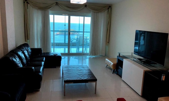 Centro Apartment | Oceanfront Retreat with Hot Tub and Parking for Families