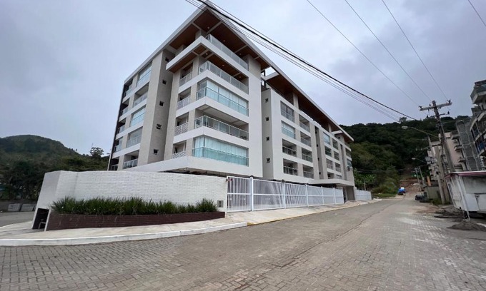 Toninhas Apartment | Inviting Apartment with Pool, 400m from the Beach