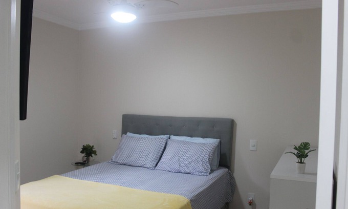 Vila Julia Apartment | Cozy AP Completo: Steps from Praia Enseada with Ocean View