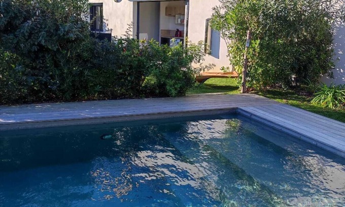 Cirendinu Apartment | Independently-Loved Beachside Apartment with Pool & Ocean View