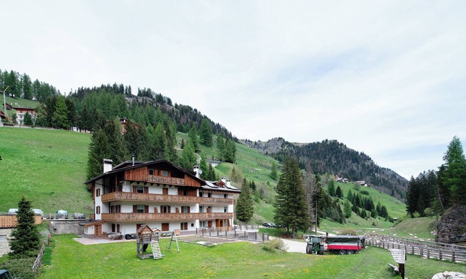 Arabba Apartment | Mountain View Apartment 'Cesa Portados Stefano 2' with Garden