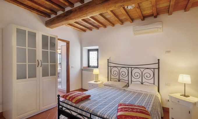 Mercatale Val di Pesa Apartment | Apartment 'Volpe Flat' with Mountain View, Wi-Fi and Air Conditioning