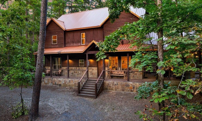 Broken Bow Cabin | Apache Trail Lodge, Pool Table, Play-Set, Hot Tub