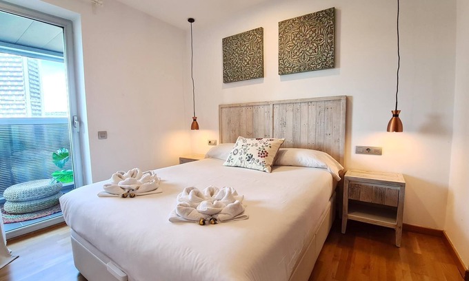 El Port Apartment | Stylish Apartment Near Fira Gran Via with Spa & Kitchen