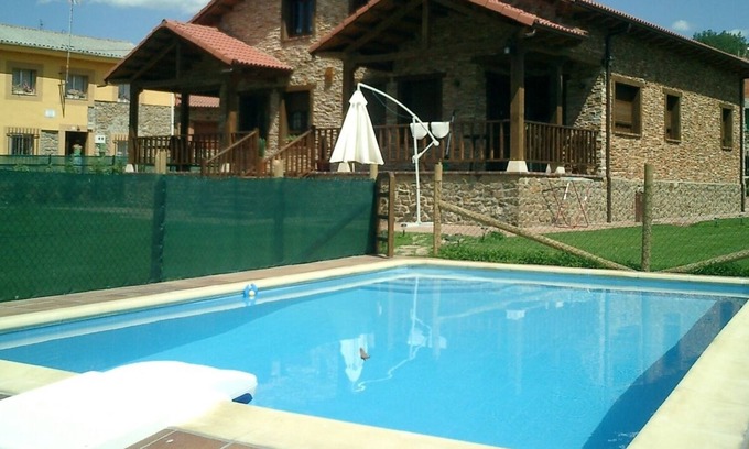 San Martin de Valdetuejar Apartment | Family-Friendly Stay at Apartamento Casa Lara with Pool