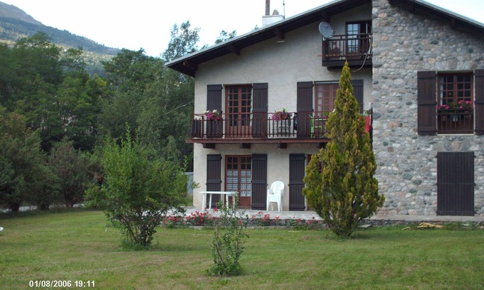 Saint-Martin-de-Queyrieres Apartment | Cozy Ground Floor Apartment Near Serre Chevalier & Ecrins