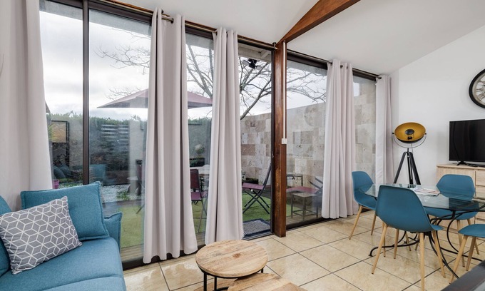 Saint-Sulpice-de-Faleyrens House | Modern Apartment 'A La Belle Vie' with Private Terrace & Wi-Fi