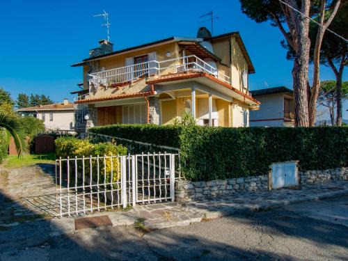Marina di Castagneto Carducci Apartment | Pet-Friendly Apartment Duna Marina with Cozy Fireplace