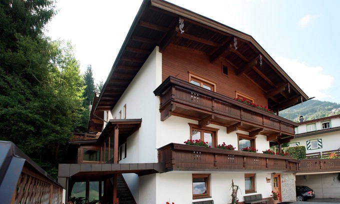 Gerlosbergeben Apartment | Cozy Apartment Steps from Zillertal Ski Area with Breakfast
