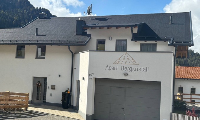 Nauders Apartment | Experience Apart Bergkristall with Ocean View & Child-Friendly Amenities
