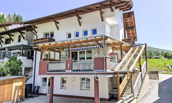 Strengen Apartment | Top-Rated Apart Dawin: Scenic Lake Views & Spa Retreat