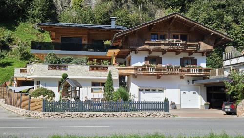 Aschau Im Zillertal Apartment | Family-Friendly Stay at Apart Eberharter - Rated 9/10!