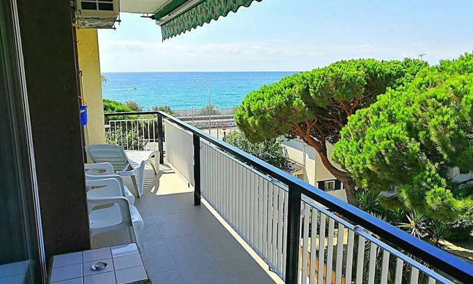 Sant Andreu de Llavaneres Apartment | Oceanfront Apartment LLavaneras II with Pool & Spa