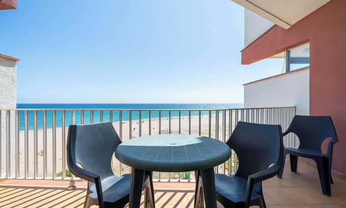 Sant Salvador Apartment | Apartment 'Edificio Victoria 5º-7ª' with Oceanfront Terrace