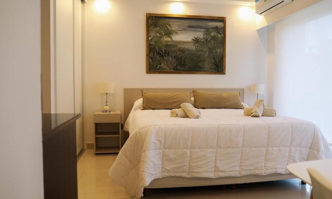 Rio Cuarto Apartment | Premier Stay at Apart France with Pool and Hot Tub