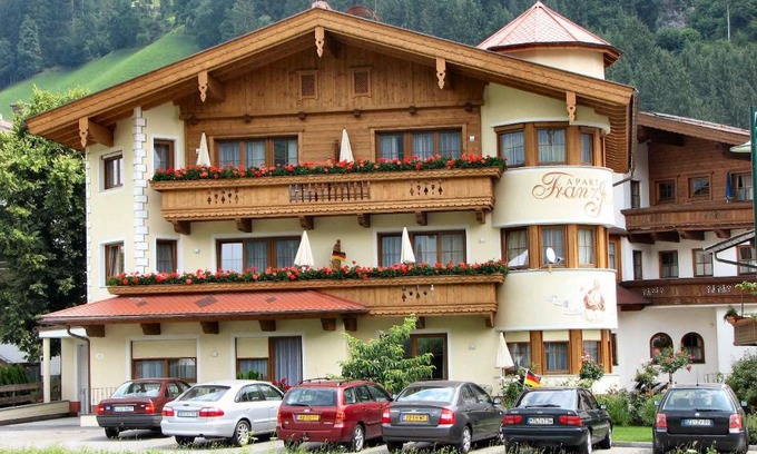 Stumm Apartment | Highly Rated Apart Franz Josef: Child Friendly Retreat