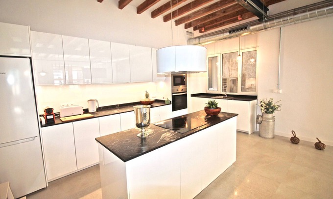 Alicante City Centre Apartment | Bright Apartment in Central Alicante with Spa and Kitchen