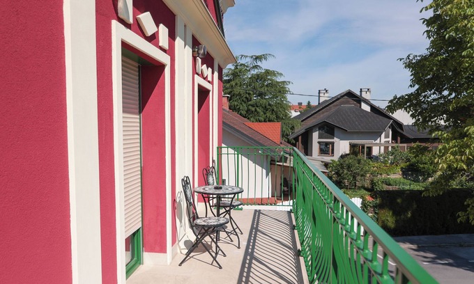 Siska District Apartment | Discover APART HOTEL ASTERIA: Pet-Friendly with Spa & Kitchen
