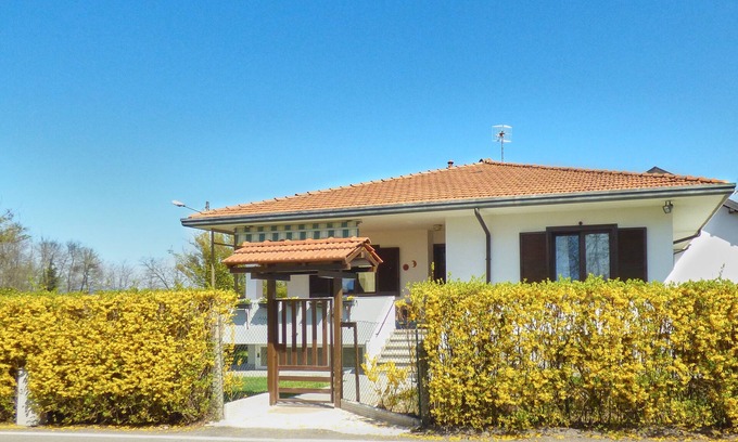 Castelletto Sopra Ticino Apartment | Family-Friendly Apartment in Isa House with Spa & Breakfast