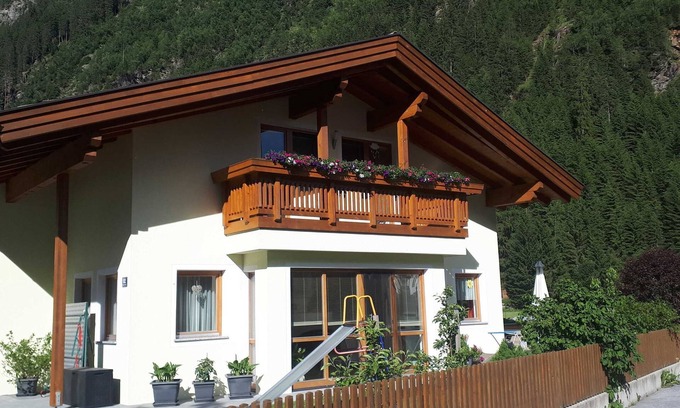 Kaunertal Apartment | Stylish Apart Larcher: Ocean View & Pet-Friendly Retreat