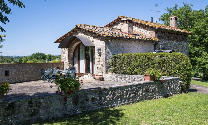 Monteriggioni House | Cozy Retreat with Pool & Air Conditioning in Chianti
