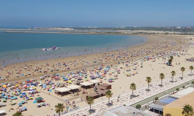 Valdelagrana Apartment | Oceanfront Apart Playa: Family-Friendly Stay with Pool