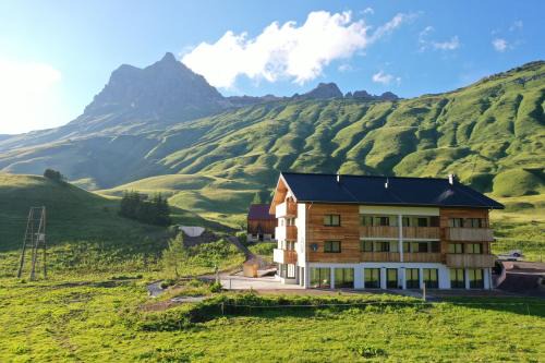 Warth Apartment | Dog-Friendly Retreat at Apart Wolf Arlberg with Spa & Hot Tub