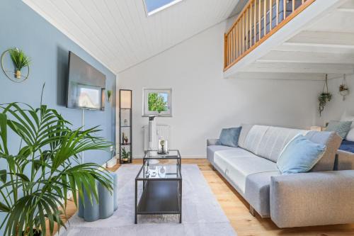 Im Freihofl Apartment | Modern Maisonette near Audi with Netflix & Parking Access