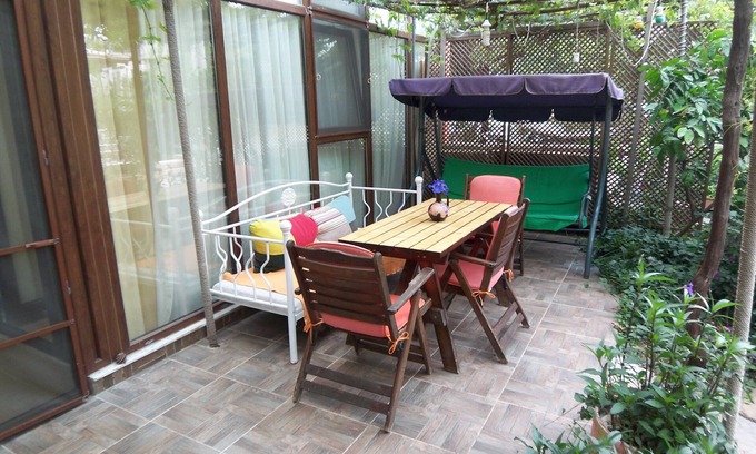 Urkmez Apartment | Cozy Apart3 in Seferihisar: Garden Oasis Near the Sea