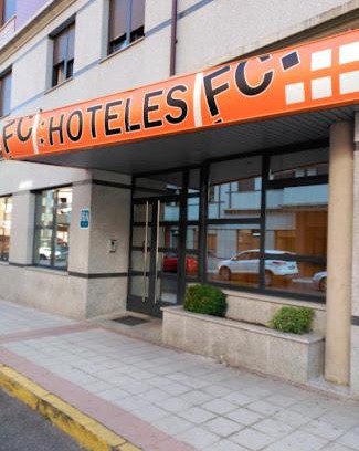 Leon Hotel | Pet-Friendly Apartahotel FC Catedral with Great Amenities