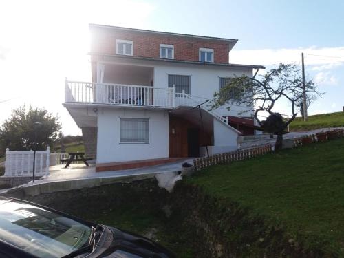 San Vicente de la Barquera Apartment | Pet-Friendly Apartamentos Santillán with Oceanfront Views