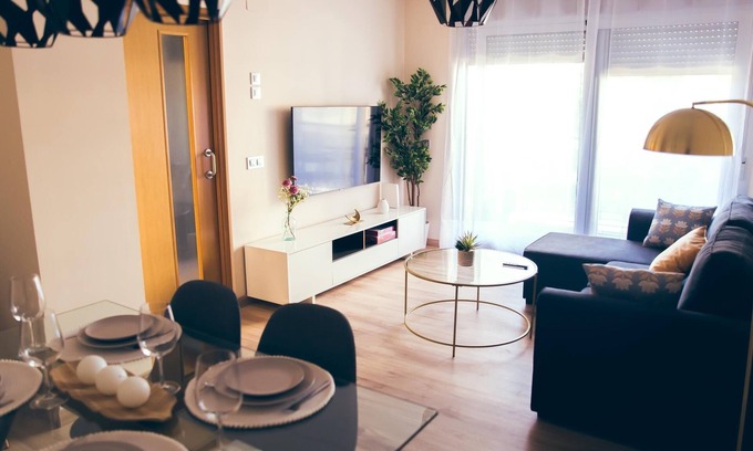 Castello de la Plana Apartment | Cozy Apartment in Castellón with Kitchen & Parking