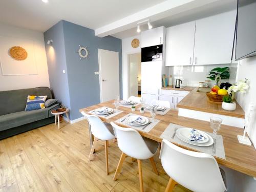 Poddabie Apartment | Experience Blue Marine Poddąbie: Poolside Family Retreat