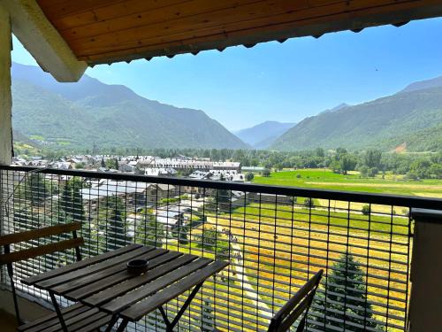 Esterri D'Aneu Apartment | Apartament amb balcó i unes vistes úniques del Pirineu by RURAL D'ÀNEU