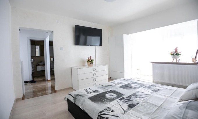Tirgu Jiu Apartment | Central Apartment: 10/10 Rated with Hot Tub & Child Friendly